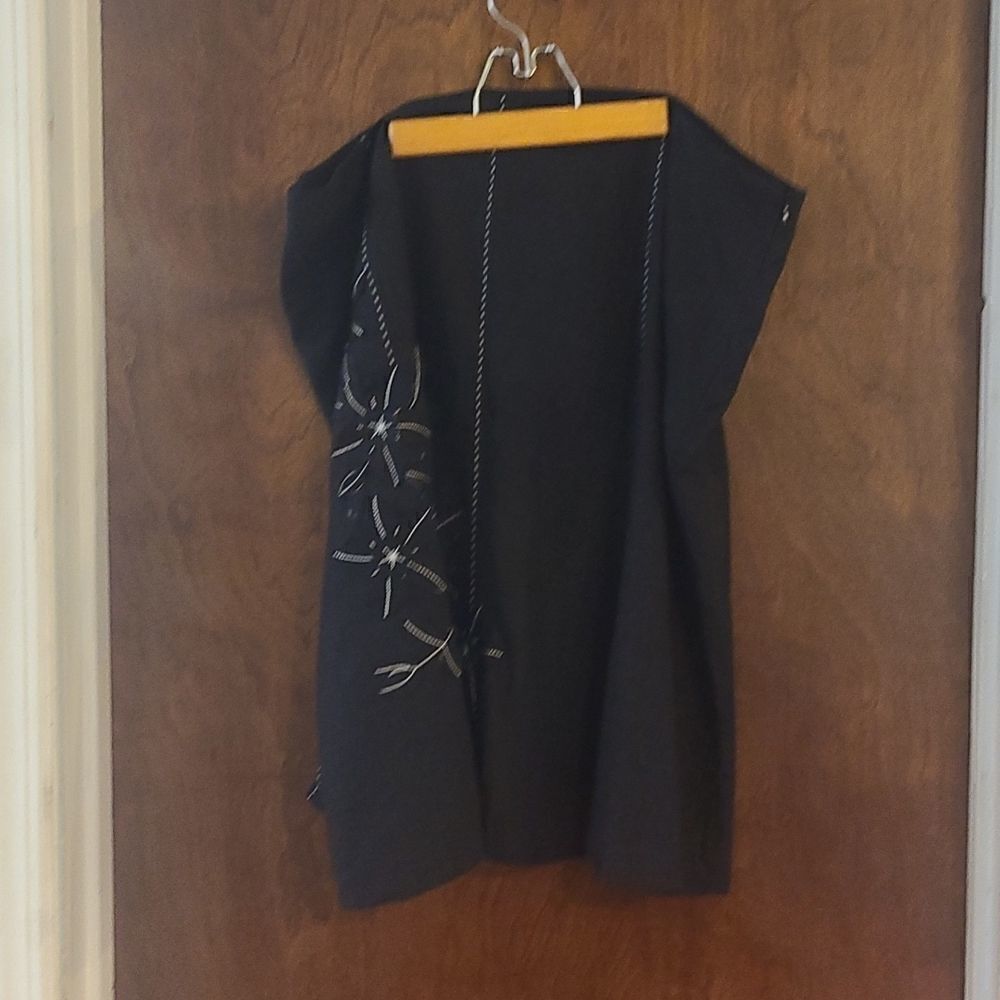 Sag Harbor 20W Black Skirt With Flower Appliques Embroidered in White